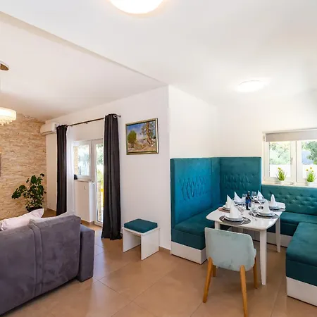 빌라 Didov Dvor Zadarvillas 빈예라크